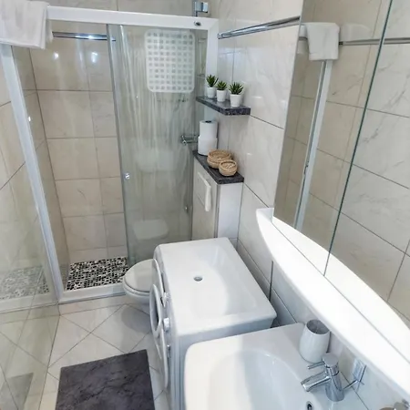 Large & Spacious With Fantastic Views Apartment *