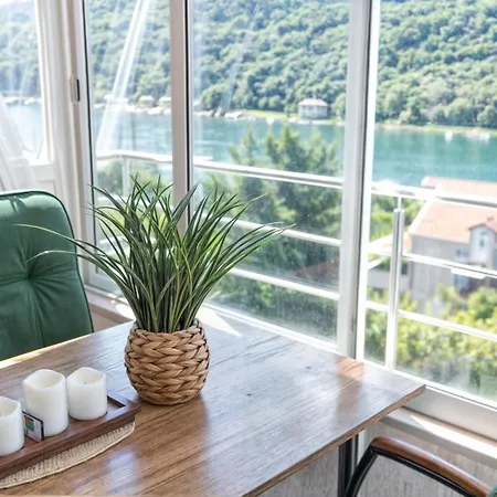 Large & Spacious With Fantastic Views Apartment *