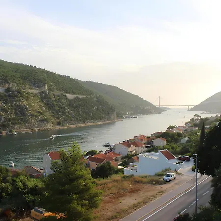 Large & Spacious With Fantastic Views Apartment